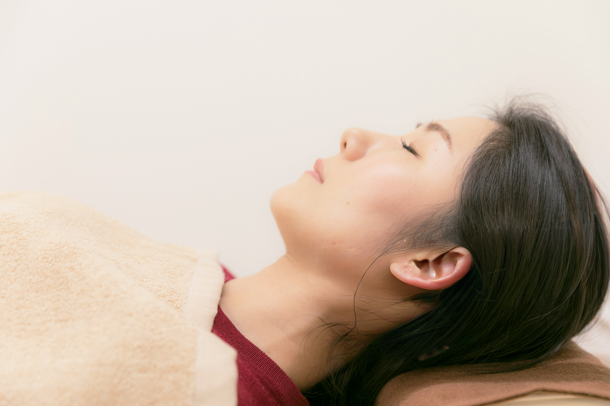 仰向けで施術を受ける様子